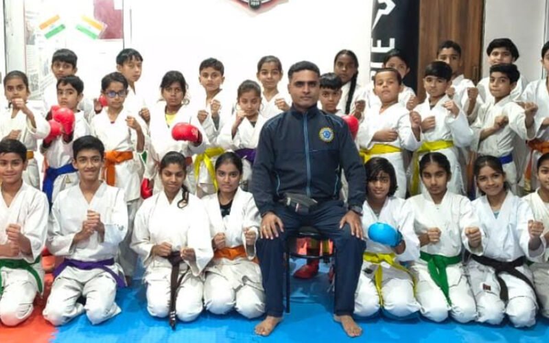 उदयपुर का 33 सदस्यीय दल जयपुर रवाना, 29 खिलाड़ी खेल कराटे लीग के स्कूल गेम्स में लेंगे भाग