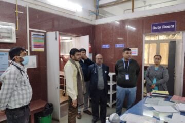 प्रशासनिक अधिकारियों ने टटोली स्वास्थ्य सेवाओं की नब्ज