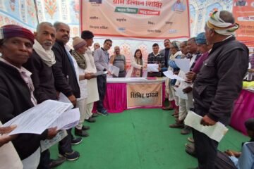 ग्राम उत्थान कैम्प – उदयपुर। ग्राम उत्थान शिविरों में लाभ वितरण करते अधिकारी तथा स्थानीय जनप्रतिनिधि।