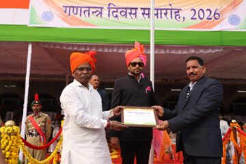 सूचना केंद्र के कार्मिक श्री हीरालाल शर्मा जिला स्तरीय गणतंत्र दिवस समारोह में सम्मानित