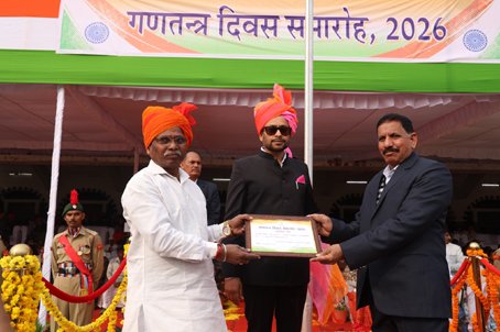 सूचना केंद्र के कार्मिक श्री हीरालाल शर्मा जिला स्तरीय गणतंत्र दिवस समारोह में सम्मानित