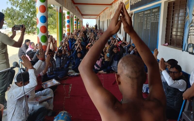 विद्यालय के बालकों के बेग में माता-पिता के मेहनत की कमाई – मुनि सुमन्त्र सागर