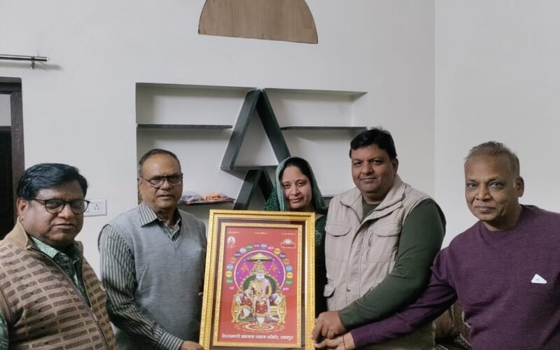 हिरणमगरी अग्रवाल समाज द्वारा घर घर पहुंच रही अग्रसेनजी की तस्वीर, सम्मान समारोह होगा 4 को