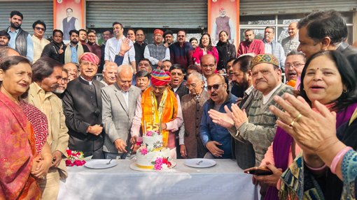 सांसद डॉ रावत ने देव चरणों में आशीर्वाद लेकर कार्यकर्ताओं के साथ मनाया जन्मदिन