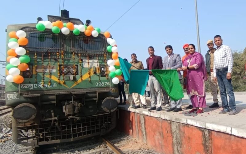 जय श्री राम के जयकारों के साथ अयोध्या हरिद्वार ऋषिकेश वाराणसी सारनाथ रवाना हुए वरिष्ठ नागरिक