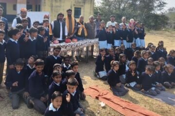 भींडर मित्र मंडल उदयपुर द्वारा 700 स्वेटर एवं  300 कम्बल वितरित