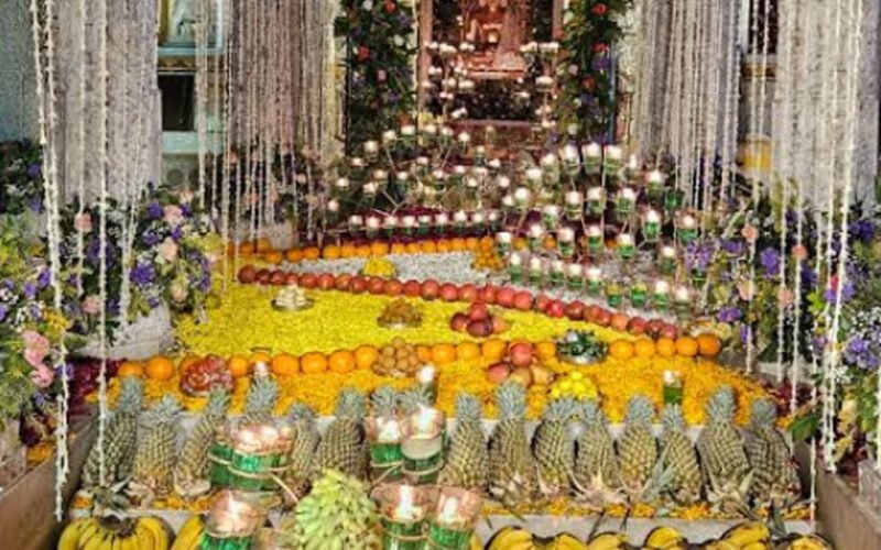 जैनेश्वरी दीक्षा महोत्सव को लेकर दीक्षार्थी मुमुक्षु रविशा इति पोरवाल के वर्षीदान का भव्य वरघोड़ा आज