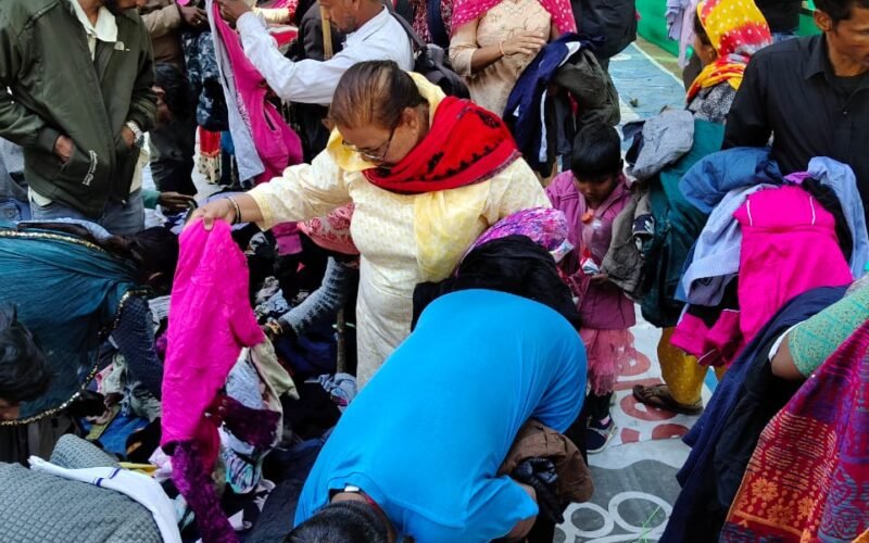 धाकड़ परिवार की ओर से अब तक 25 हजार से अधिक वस्त्रों का हुआ निःशुल्क वितरण