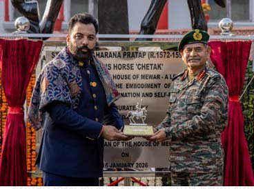 मेवाड़ी परंपरा को विशेष सम्मान: सेना प्रमुख ने डॉ. लक्ष्यराज सिंह मेवाड़ को किया अलंकृत