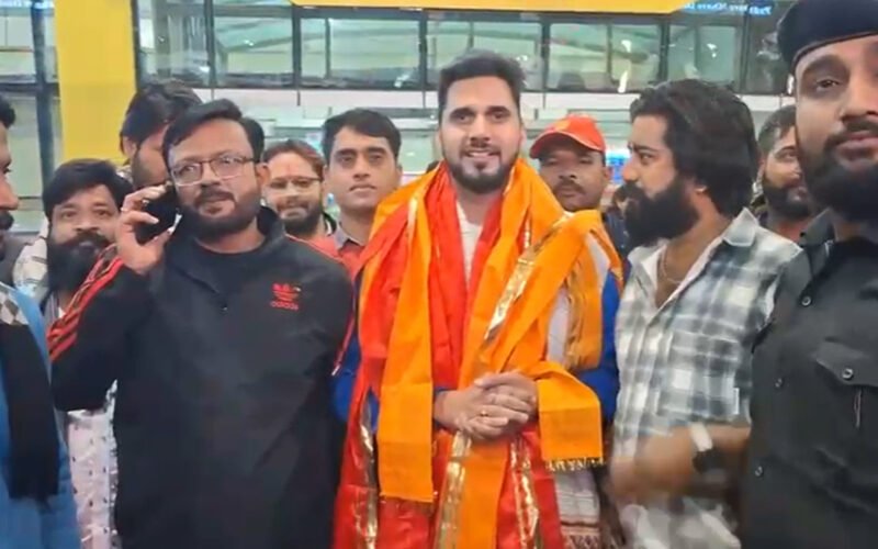 बालीवुड हीरो देव मेनारिया का एयरपोर्ट पर स्वागत