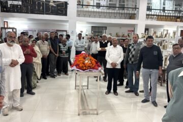 रवि खमेसरा की पार्थिव देह आरएनटी मेडिकल कॉलेज को समर्पित