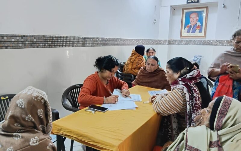 वरिष्ठ नागरिकों के लिए निःशुल्क सहायक उपकरण वितरीत