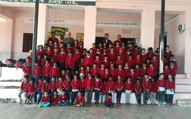 सोजतिया चैरिटेबल ट्रस्ट ने 65 सरकारी स्कूलों में वितरित किए 10,500 स्वेटर