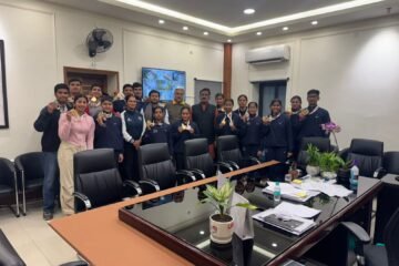 जिला कलेक्टर श्री नमित मेहता ने दी ड्रैगन बॉट राष्ट्रीय पदक विजेता खिलाड़ियों को बधाईयां