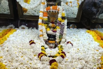 ब्रह्ममुहूर्त रुद्राभिषेक से महाआरती तक, भक्ति में डूबा रहा गुप्तेश्वर धाम