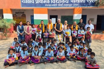 पूर्व सांसद् शास्त्री की पुण्यतिथि पर मिठाई व कम्बल वितरण