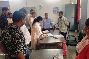 जिला कलक्टर ने किया मुख्य चिकित्सा एंव स्वास्थ्य अधिकारी कार्यालय का निरीक्षण