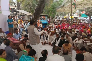 राजस्थान की पर्ची सरकार की कुनीतियों से संभाग में ठप्प पड़े विकास कार्यों को लेकर उदयपुर देहात जिला कांग्रेस का धरना प्रदर्शन।