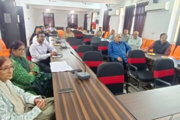 पीसीपीएनडीटी एक्ट के प्रभावी क्रियान्वयन को लेकर स्वास्थ्य भवन सभागार में हुई बैठक