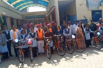 साइकिलें पाकर खिले बेटियों के चेहरे – राउमावि मटून में साइकिल वितरण समारोह