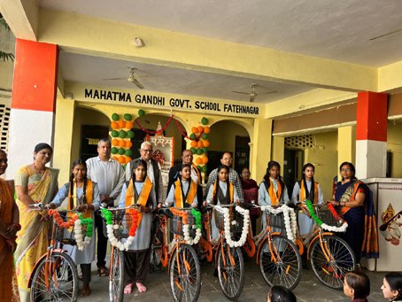 महात्मा गांधी विद्यालय : साइकिल वितरण एवं विदाई समारोह संपन्न