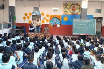 पुलवामा के शहीदों को स्कूली बच्चों ने दी श्रद्धांजलि