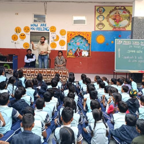 पुलवामा के शहीदों को स्कूली बच्चों ने दी श्रद्धांजलि