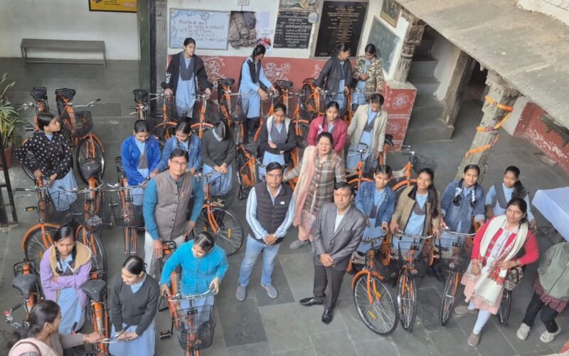 राज्य सरकार की निशुल्क साइकिल योजना के तहत 27 छात्राओं को मिली साइकिलें
