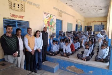 भारतीय जीवन बीमा निगम के अभिकर्ता द्वारा स्वेटर वितरण