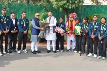 लैक्रोज खिलाड़ियों से राज्यपाल व मुख्यमंत्री की मुलाकात