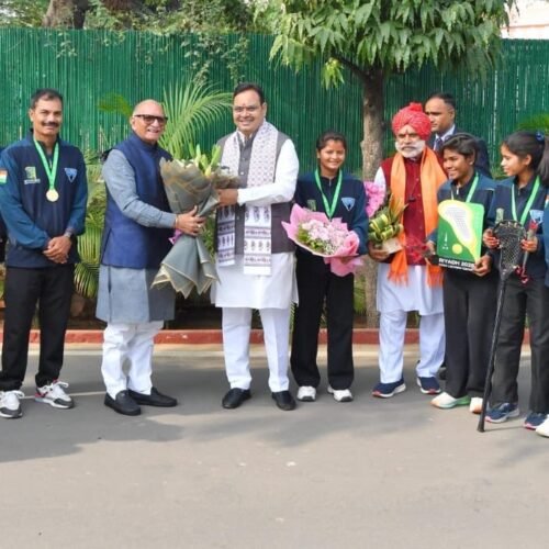 लैक्रोज खिलाड़ियों से राज्यपाल व मुख्यमंत्री की मुलाकात