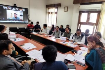 राजस्व अर्जन के तय लक्ष्य समय पर प्राप्त हों- संभागीय आयुक्त केवलरमानी