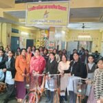 छात्राओं को किया निःशुल्क साईकिलों  का वितरण – साईकिल पा खिले चेहरे
