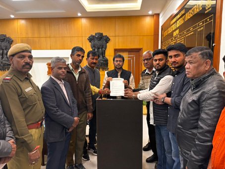 एमबी अस्पताल की बदहाल व्यवस्थाओं पर कांग्रेस का हल्ला बोल, सीएम के नाम सौंपा ज्ञापन