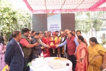 उदयपुर की पर्वतारोही बेटी मनस्वी अग्रवाल उदयपुर पहुंची