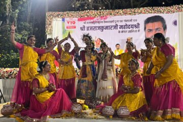 वल्लभ यूथ आर्गेनाइजेशन द्वारा होली रसिया फूल फाग महोत्सव में आज ब्रज में होली रे रसिया पर झूमे भक्त