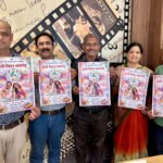 वरिष्ठ सुरों की मंडली के होली मिलन समारोह का अशोका पैलेस में हुआ पोस्टर विमोचन