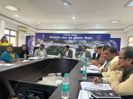 राजस्व लक्ष्य अर्जित करने पर फोकस के साथ