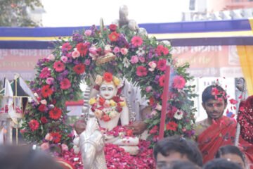 श्रमण भगवान महावीर स्वामी के जयकारों से गूंज उठी लेकसिटी, शोभायात्रा में गूंजे त्रिशला नंदन भगवान महावीर के जयकारे