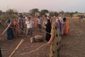 प्रतापगढ़:मानपुरा गांव में लठ्मार होली हर्षोल्लास के खेली गई