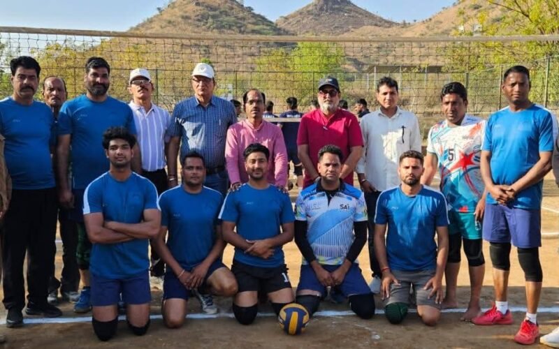 उदयपुर:सांसद डॉ रावत ने किया खेलगांव का दौरा, क्रिकेट मैदान की जर्जर अवस्था पर चिंता जताई