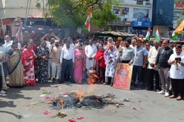 केंद्र सरकार की गलत विदेश नीतियों के कारण देश भर में ईंधन (पेट्रोल डीजल एवं रसोई गैस) की किल्लत और महंगी घरेलू गैस के खिलाफ उदयपुर देहात जिला कांग्रेस का विरोध प्रदर्शन