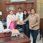 विजेता टीमों ने संभागीय आयुक्त को सौंपी ट्रॉफियां