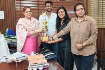 विजेता टीमों ने संभागीय आयुक्त को सौंपी ट्रॉफियां