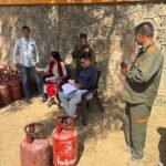 अवैध गैस रिफिलिंग पर प्रशासन का शिकंजा, 9 सिलेंडर जब्त