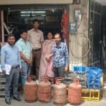 नेहरू बाजार में रसद विभाग का छापा, 8 सिलेंडर जब्त