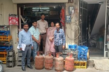 नेहरू बाजार में रसद विभाग का छापा, 8 सिलेंडर जब्त