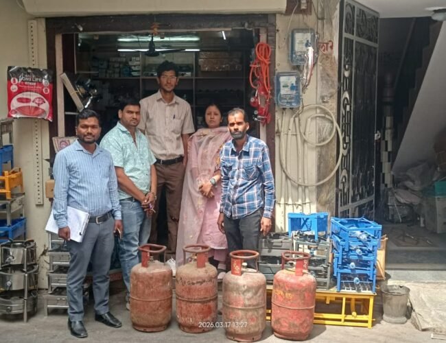 नेहरू बाजार में रसद विभाग का छापा, 8 सिलेंडर जब्त