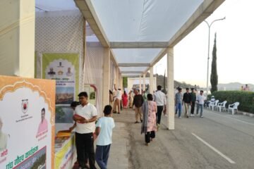 नवोदित कवियों और गायन कलाकारों के प्रस्तुतियों के साथ पंच गौरव प्रदर्शनी का समापन