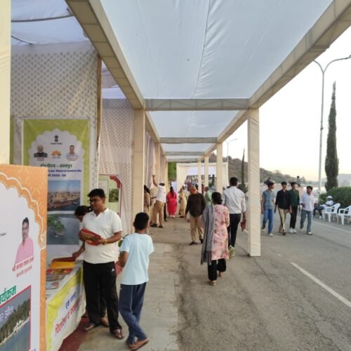 नवोदित कवियों और गायन कलाकारों के प्रस्तुतियों के साथ पंच गौरव प्रदर्शनी का समापन